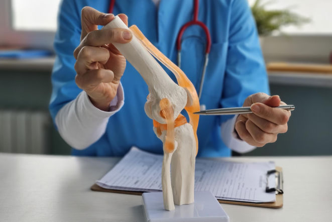 Ból kolana lub biodra przy chodzeniu. Kiedy może chodzić o zaawansowaną chorobę zwyrodnieniową