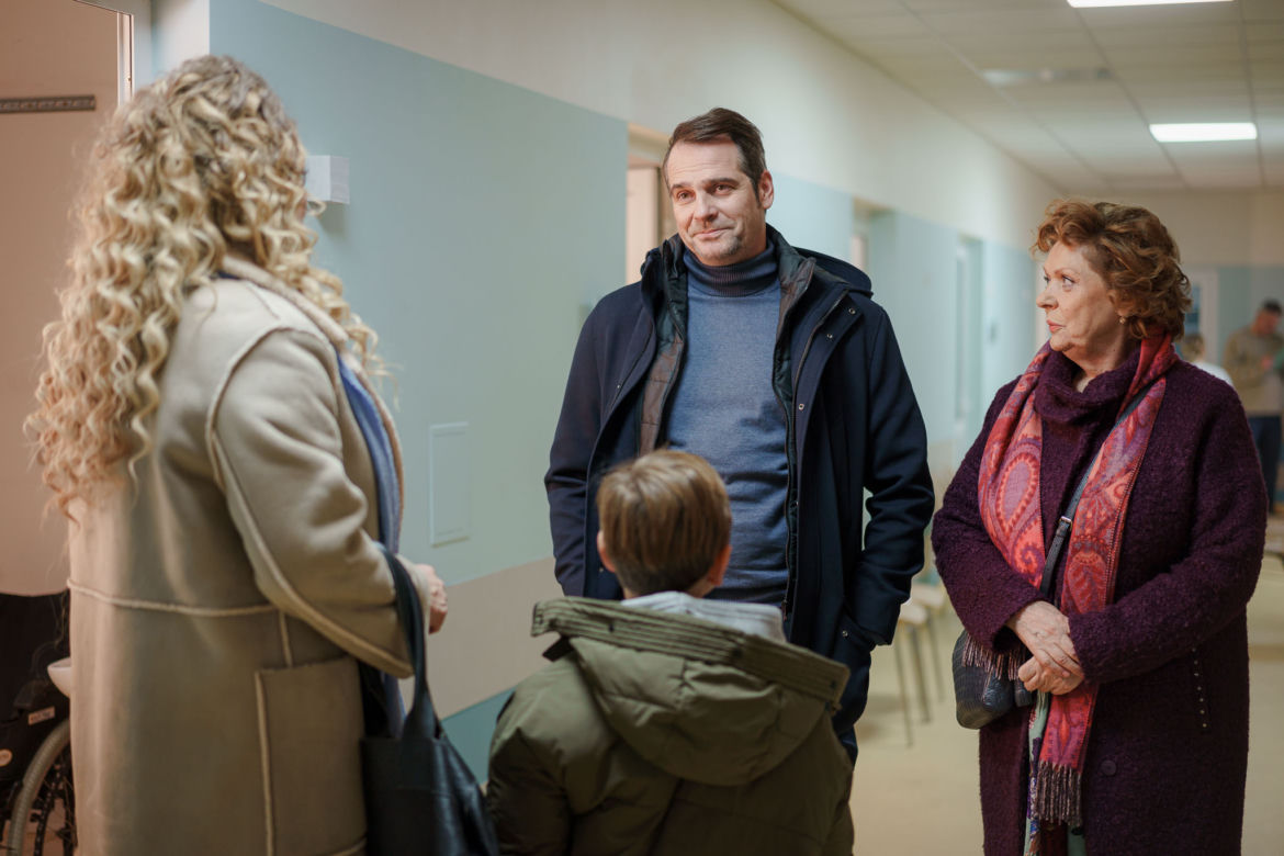 Przyjaciółki 19 odc. 223. Wiktor (Paweł Deląg), Patrycja (Joanna Liszowska), Ela (Elżbieta Jarosik), Mikołaj (Oliwier Felczak)