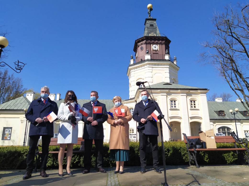 Zawieszenie flagi województwa mazowieckiego na Skwerze Kościuszki w Siedlcach - 28.04.2021
