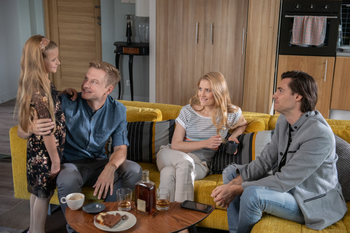 	Na Wspólnej odc. 2805. Elżbieta (Paulina Chapko), Adam (Karol Puciaty), Julka (Maja Oświecińska), Igor (Jakub Wesołowski)