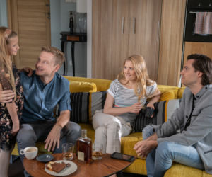 	Na Wspólnej odc. 2805. Elżbieta (Paulina Chapko), Adam (Karol Puciaty), Julka (Maja Oświecińska), Igor (Jakub Wesołowski)