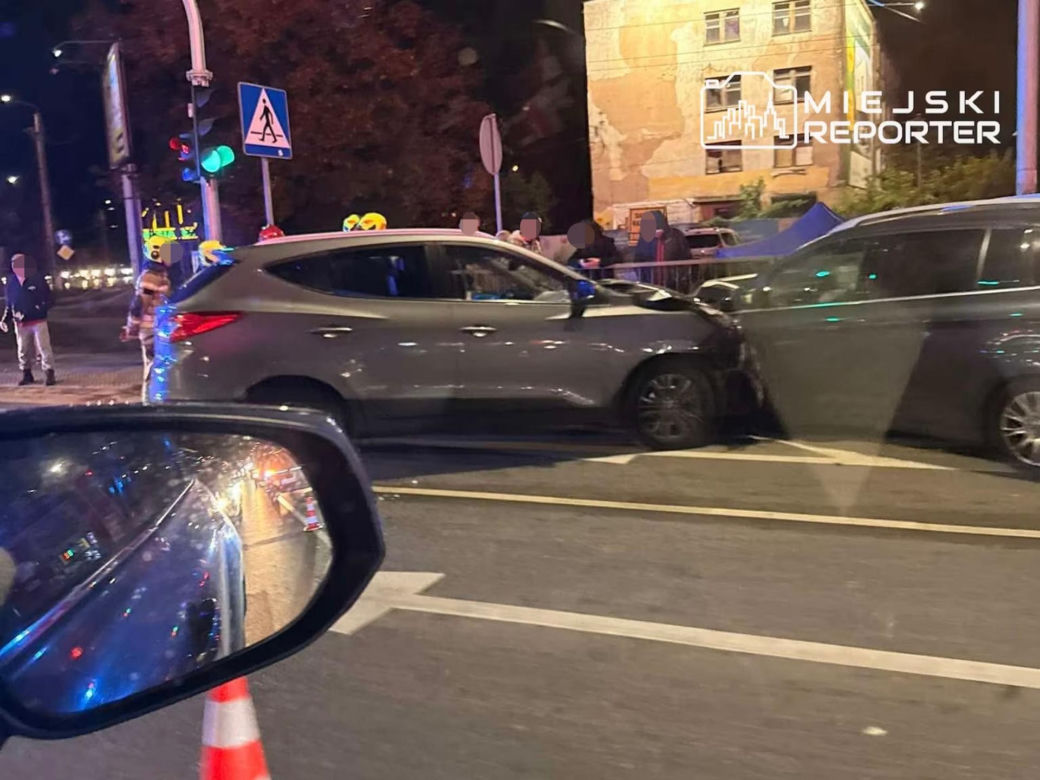 Wjechał pod prąd i uderzył trzy auta. Kierowca trafił do szpitala