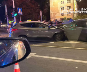 Wjechał pod prąd i uderzył trzy auta. Kierowca trafił do szpitala