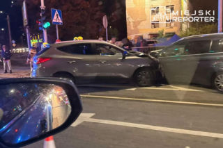 Wjechał pod prąd i uderzył trzy auta. Kierowca trafił do szpitala