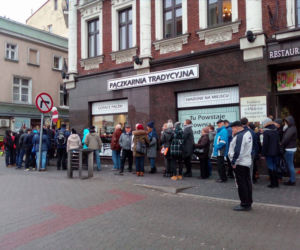 Ogromne kolejki po pączki! Rekordziści stoją po nie godzinami