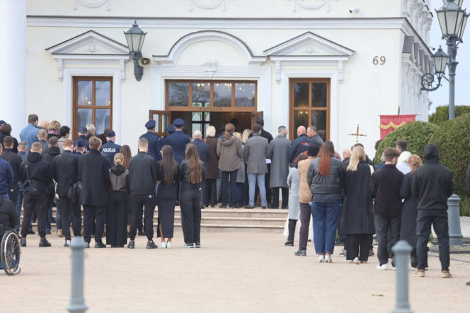 Porwali i skatowali Adriana z Ciechanowa. Bliscy żegnają 23-latka