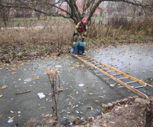 10-latek wszedł na zamarznięte oczko wodne. Tafla zaczęła pękać