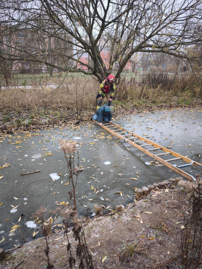 10-latek wszedł na zamarznięte oczko wodne. Tafla zaczęła pękać