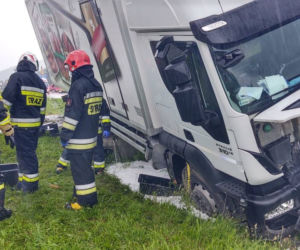 Łososina Dolna. Zderzenie dwóch dostawczaków. Ciężarówka chciała je minąć i uderzyła w przepust