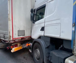 Zderzenie trzech ciężarówek i dostawczaka na DK 10! Droga zablokowana na kilka godzin 