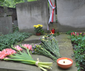 Grób rodziny Komorowskich herbu Korczak gdzie pochowany jest ojciem prezydenta, Zygmunt Komorowski 