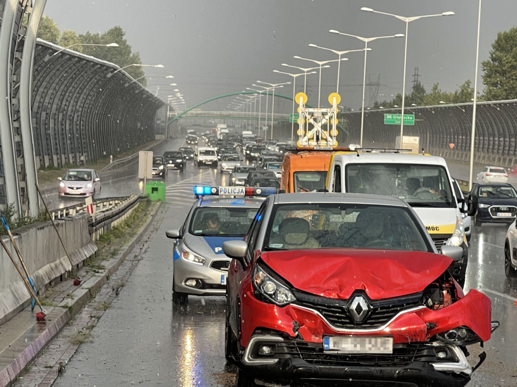 Horror na S8. Zderzyły się dwa samochody osobowe i bus. Jedna osoba została ranna