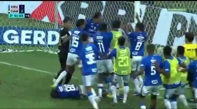 Burdy na meczu Cruzeiro - Atletico Mineiro