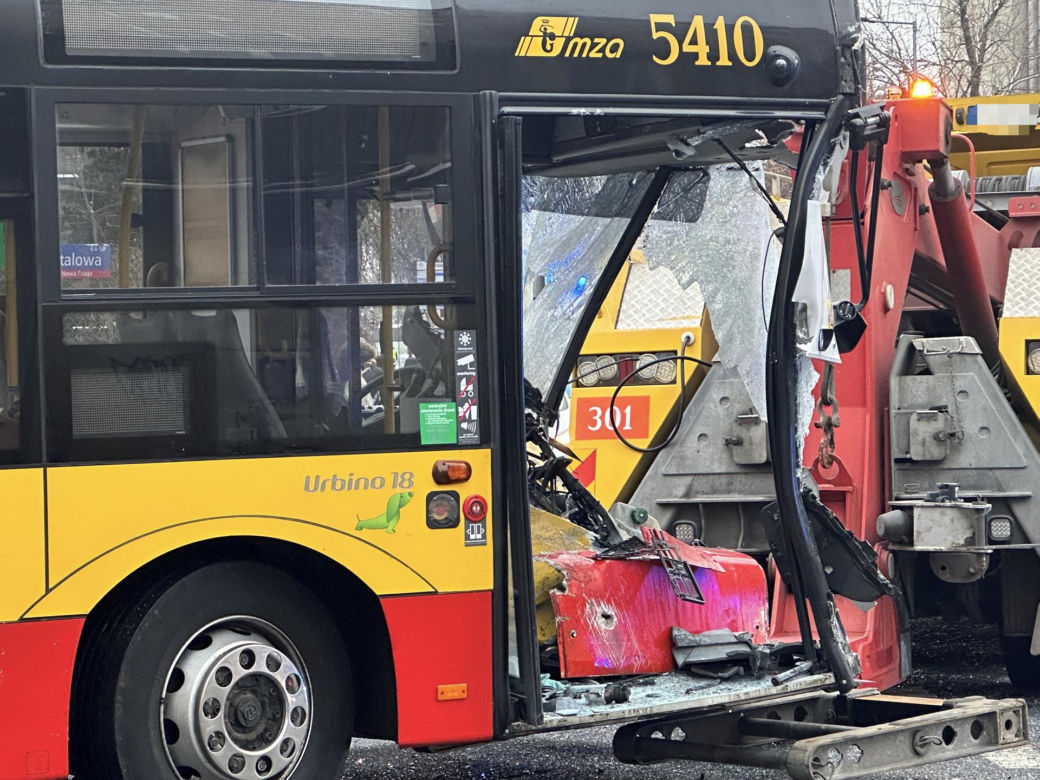 Czołowe zderzenie autokaru i autobusu miejskiego. Kabiny zmiażdżone, kierowcy w szpitalu