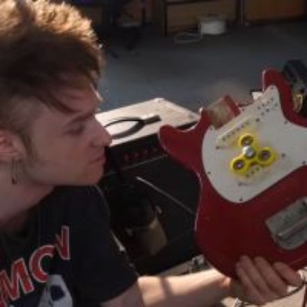Jak brzmi gitara, która zamiast strun ma fidget spinner? [VIDEO] * eskarock.pl