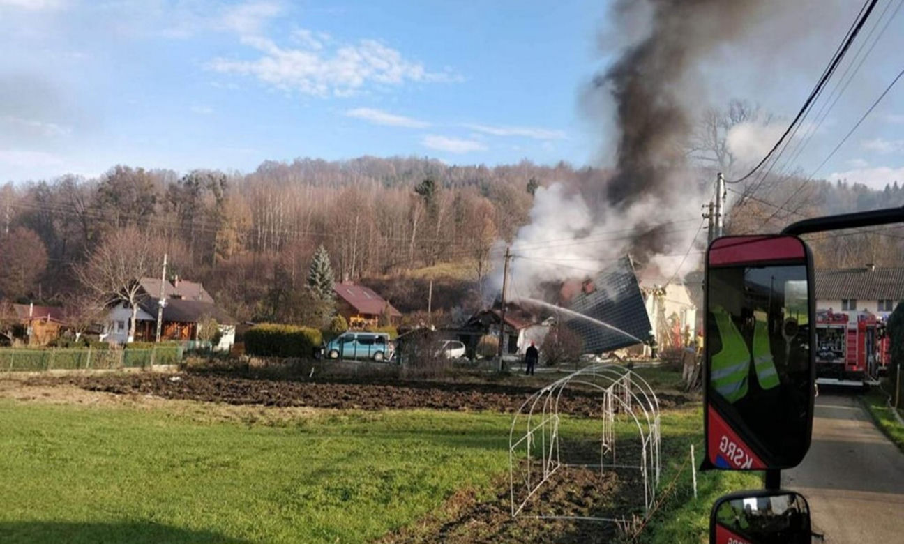 Tragedia w Ustroniu! Wybuch gazu rozsadził dom jednorodzinny. Jedna osoba wyciągnięta spod gruzów
