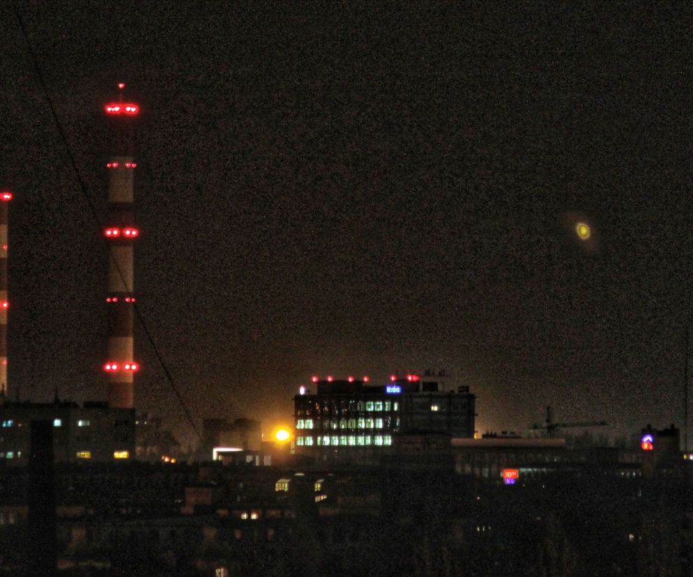 Łódź fabryczna nocą
