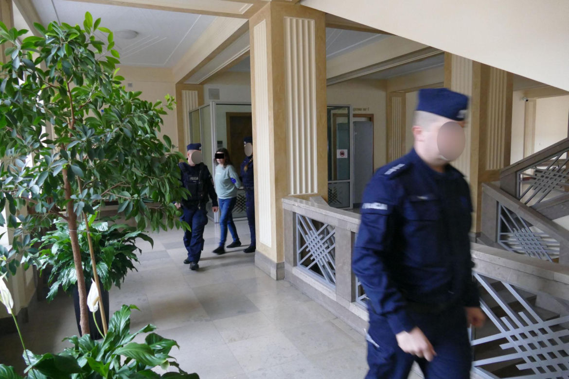 Urodziła i porzuciła dziecko obok pustostanu. Mała Wiktoria cudem przeżyła