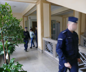 Urodziła i porzuciła dziecko obok pustostanu. Mała Wiktoria cudem przeżyła