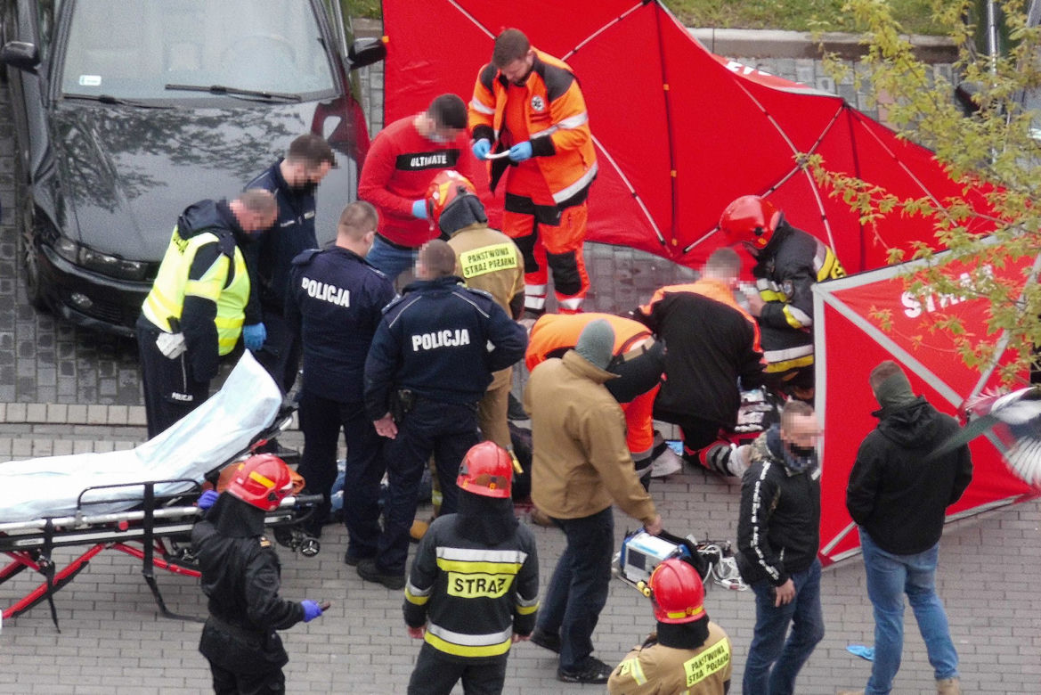 Zakrwawiony mężczyzna napadł na policjantów 