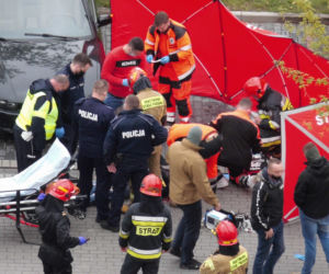 Zakrwawiony mężczyzna napadł na policjantów 