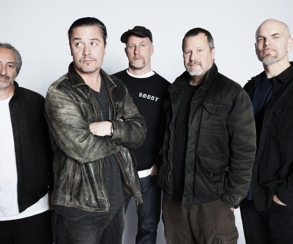 Pięciu członków zespołu Faith No More na jasnym tle. O koncercie grupy na Mystic Festival przeczytasz na EskaRock.
