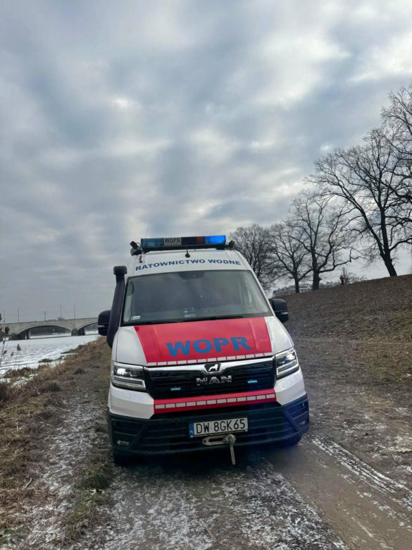 Dzieci weszły na lód na Odrze. Sekundy od tragedii we Wrocławiu