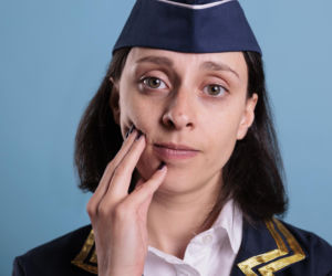 Ból zęba w samolocie to ważny sygnał. Moment pojawienia się bólu może zdradzić jego przyczynę