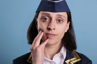 Ból zęba w samolocie to ważny sygnał. Moment pojawienia się bólu może zdradzić jego przyczynę