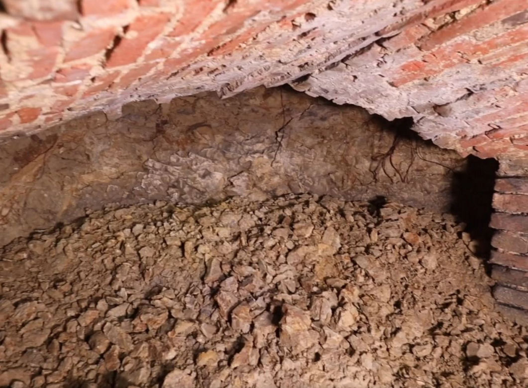 Tajemniczy tunel na Ursynowie. Badają tajemnice „grobów masońskich”