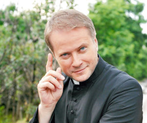 Ojciec Mateusz. Artur Żmijewski