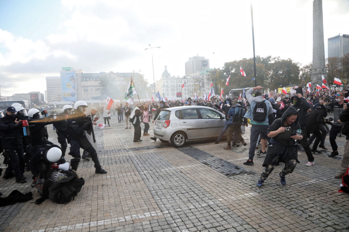 Protest antycovidowców i przedsiębiorców na Placu Defilad