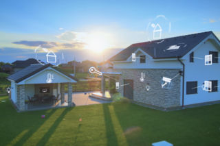 Zabierz dom na urlop. Alarm to nie wszystko - smart home na przecieki, skutki wichury i inne awarie