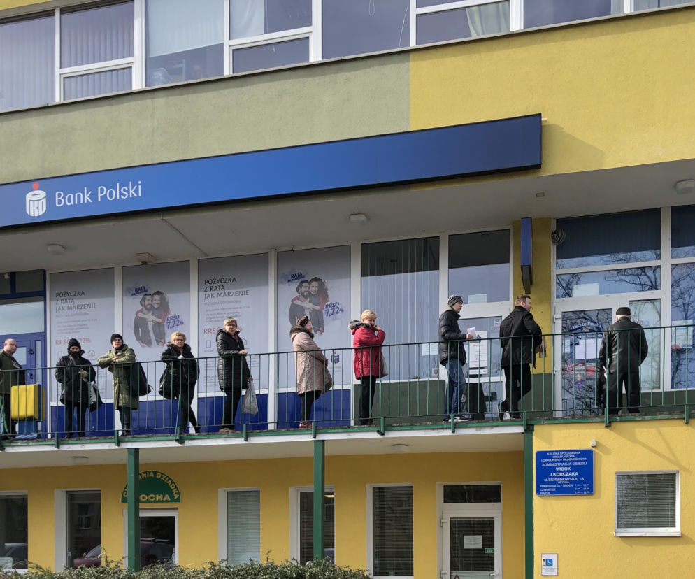 Kalisz w obliczu koronawirusa: opustoszałe sklepy, kolejki przed bankami, mieszkańcy zdystansowani