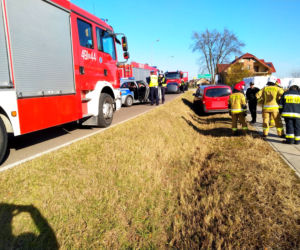 Wypadek busa w trakcie pościgu na S8. Kierowca przewoził prawdopodobnie migrantów [ZDJĘCIA]
