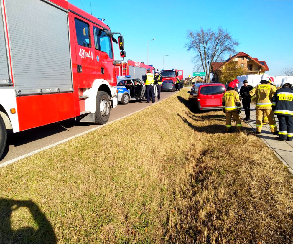 Wypadek busa w trakcie pościgu na S8. Kierowca przewoził prawdopodobnie migrantów [ZDJĘCIA]