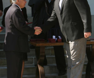 Lech Kaczyński i Jarosław Kaczyński na sportowych zdjęciach