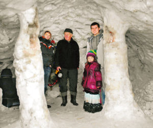 Z nudów zbudowali sobie igloo