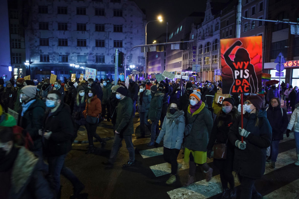 Strajk Kobiet we Wrocławiu. Przemarsz ulicami miasta i przepychanki z policją [ZDJĘCIA] 