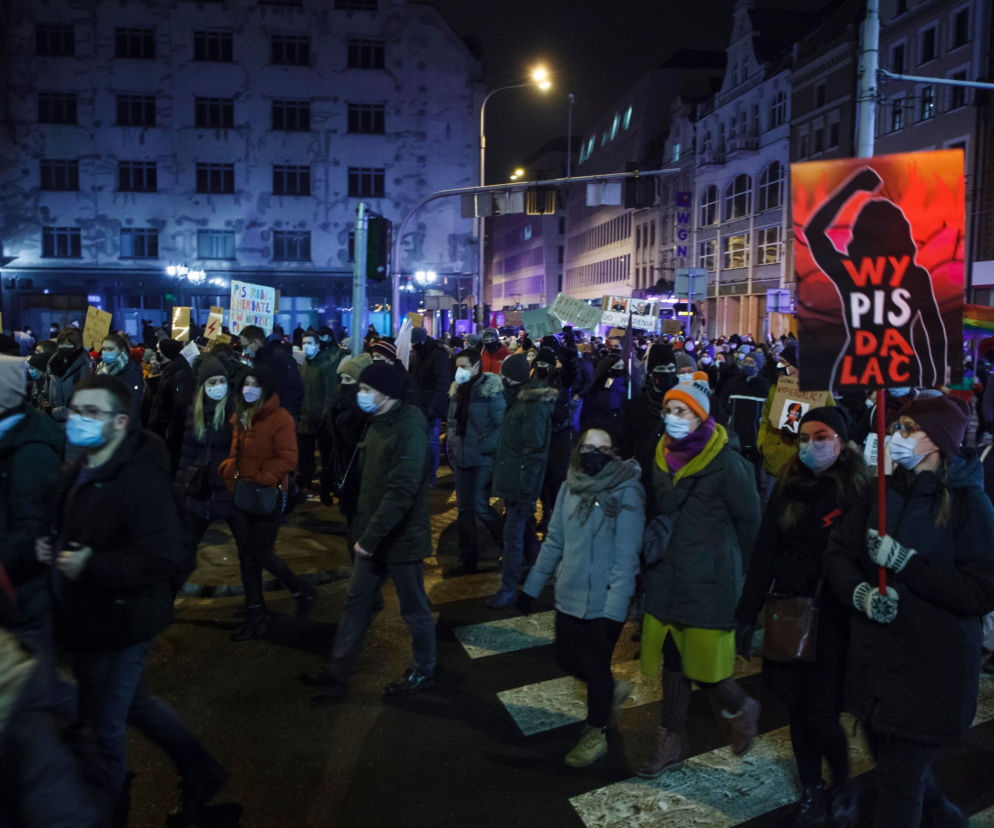 Strajk Kobiet we Wrocławiu. Przemarsz ulicami miasta i przepychanki z policją [ZDJĘCIA] 
