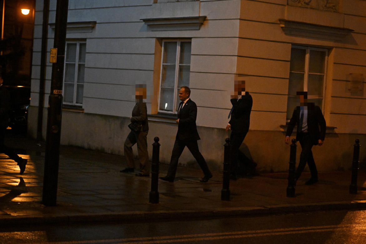 Donald Tusk i Borys Budka pod siedzibą PO