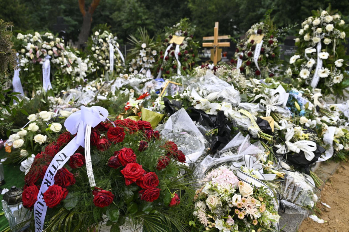 Grób Patrycji i Łukasza utonął w białych kwiatach. Małżeństwo zginęło ratując swoją 4-letnią córeczkę