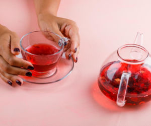 Zapomnijcie o klasycznej czerwieni. Paznokcie w tym odcieniu będą hitem tegorocznych świąt