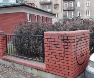 Coraz więcej symboli, napisów i obraźliwych haseł na praskich budynkach