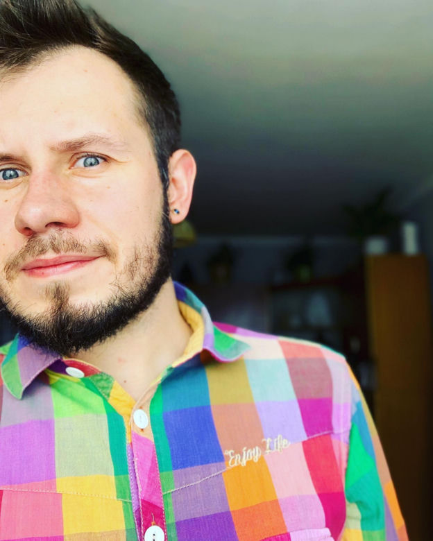 Łukasz Kachnowicz był księdzem, jest gejem i walczy z PiS