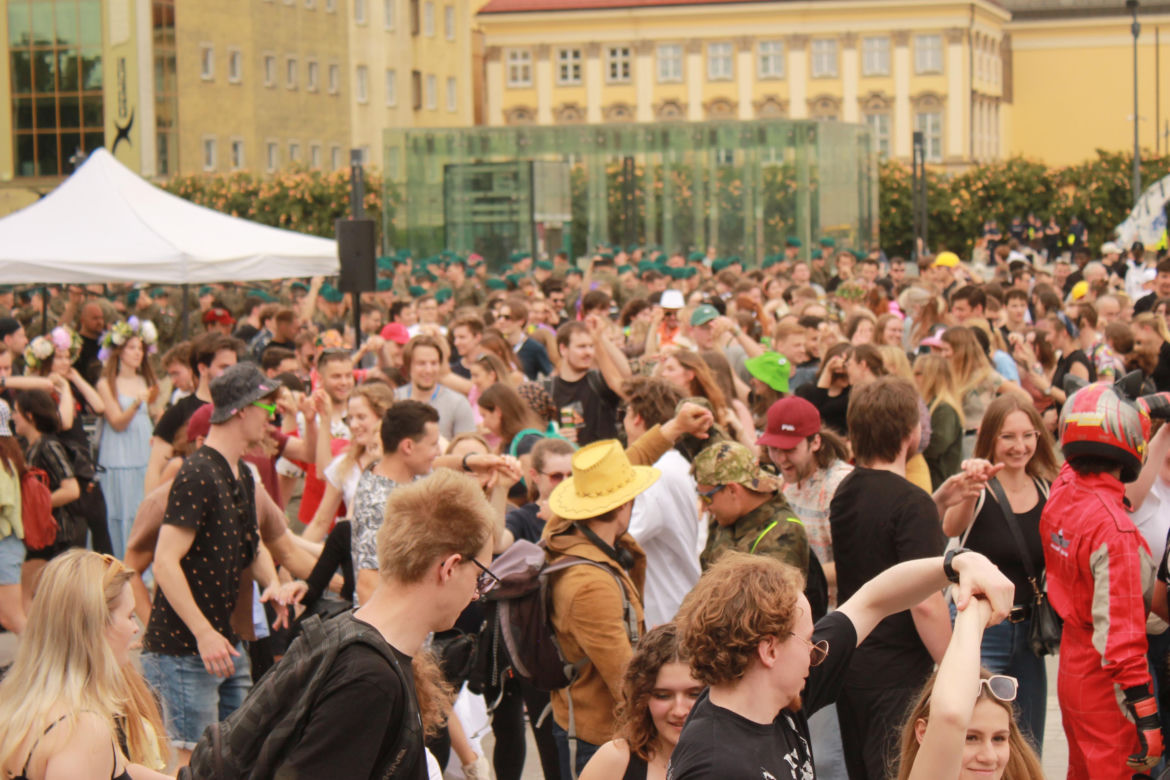 Studenci opanowali Wrocław. Pochód juwenaliowy przeszedł ulicami miasta. Było śpiewająco! [ZDJĘCIA]