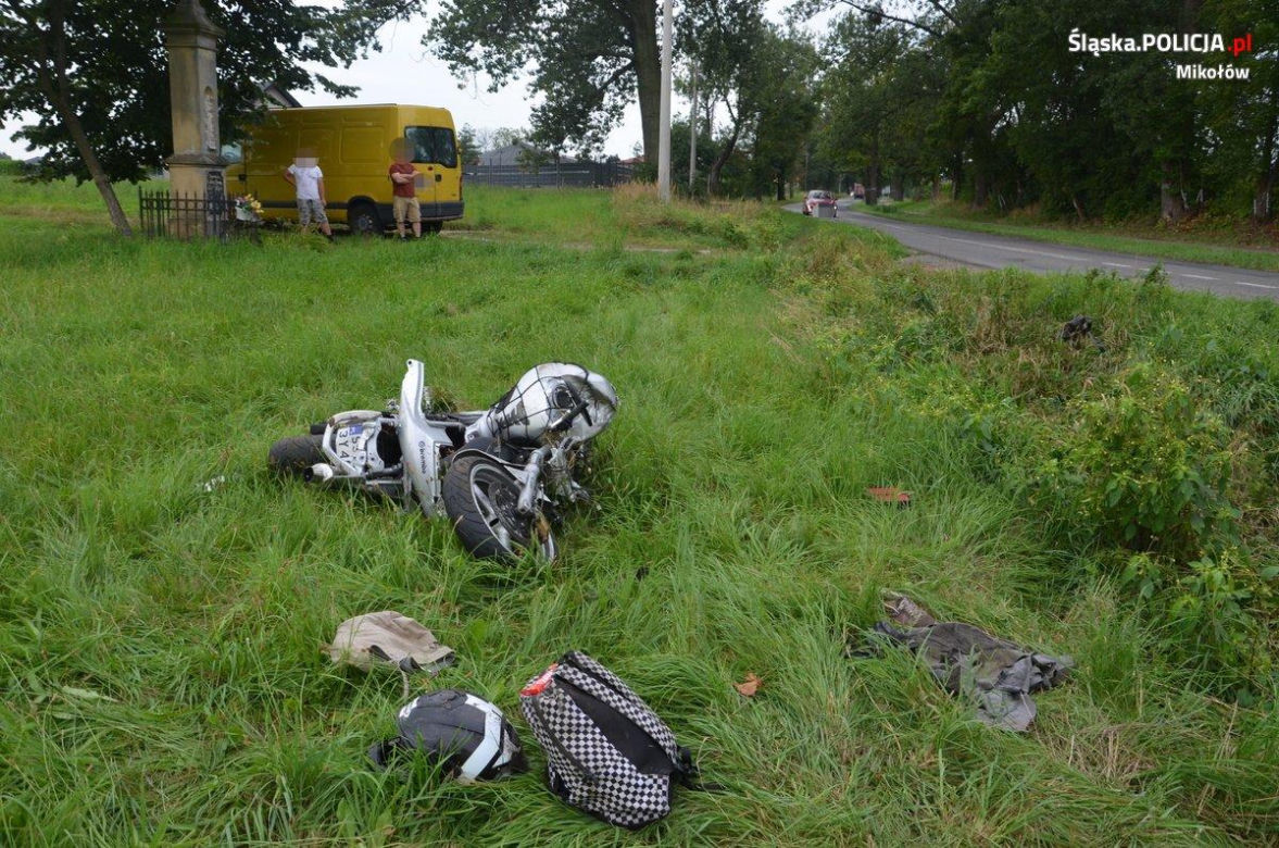 Motocyklista wypadł z drogi i uderzył w betonowy przepust