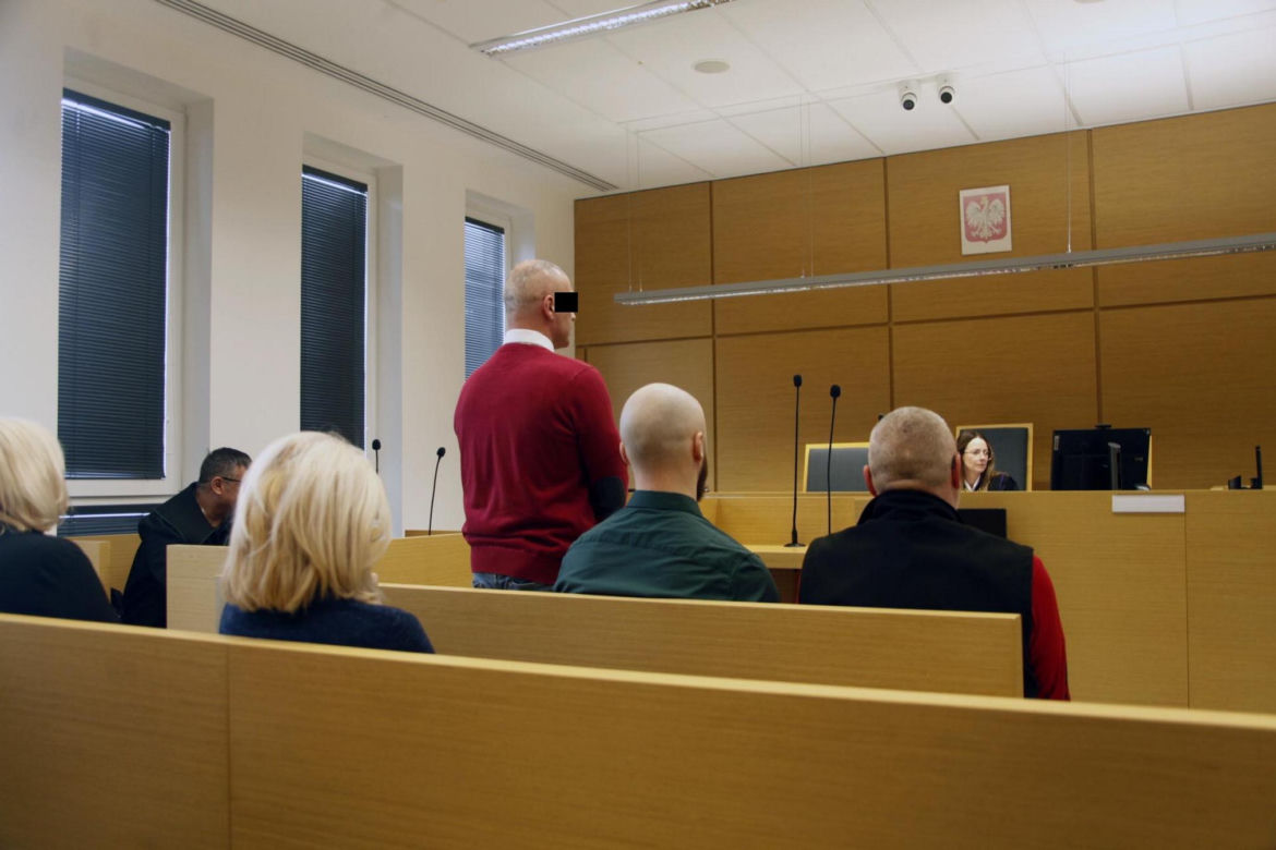 Spadł z noszy w drodze do szpitala, nie przeżył. Medycy oskarżeni o śmierć Ryszarda