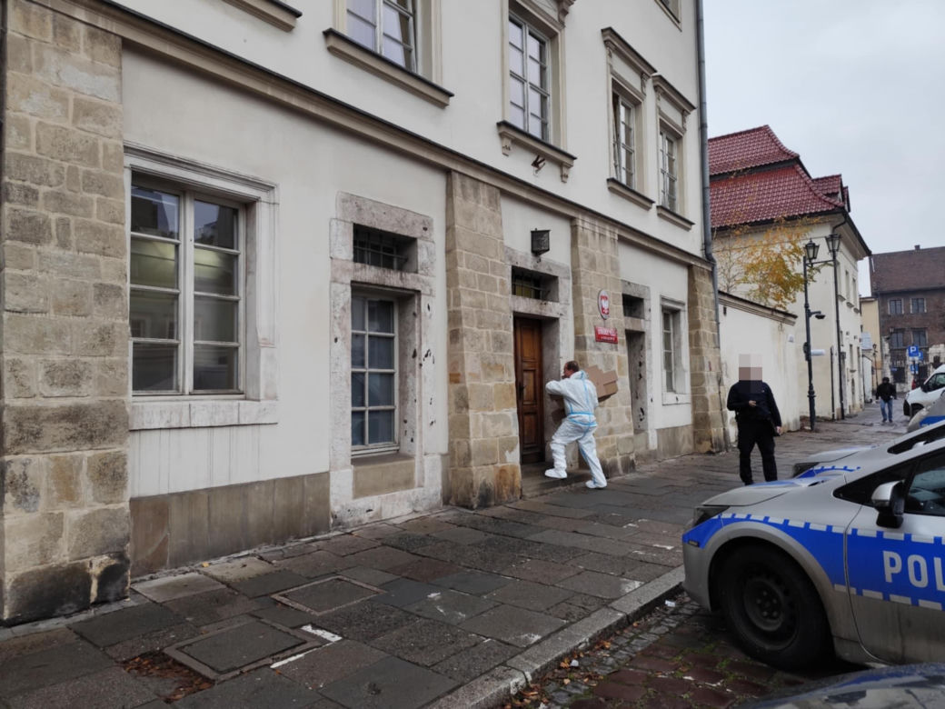 Kraków. Wyrwał policjantom broń i strzelił na komisariacie. Mężczyzna nie żyje, zginęła też jego partnerka