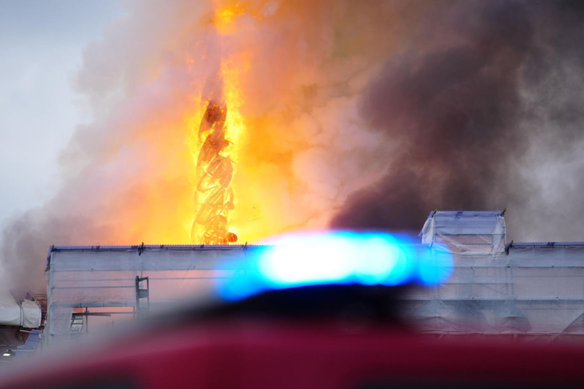 "Nasze Notre Dame" w ogniu! Runęła wieża! "400 lat dziedzictwa w płomieniach" 